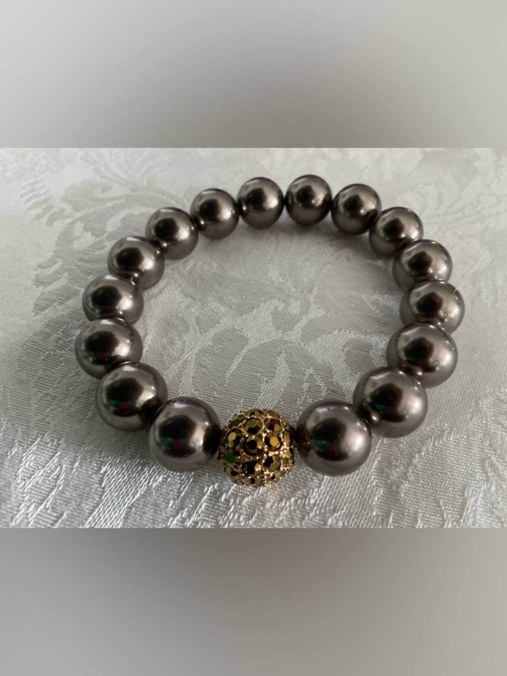 Stella and Dot Elegant Gray Pearl Stretch Bracelet with Gold Accent Bead